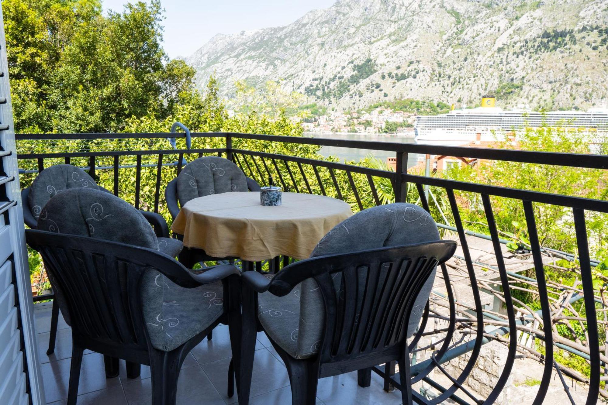 M&B Apartment Kotor Luaran gambar