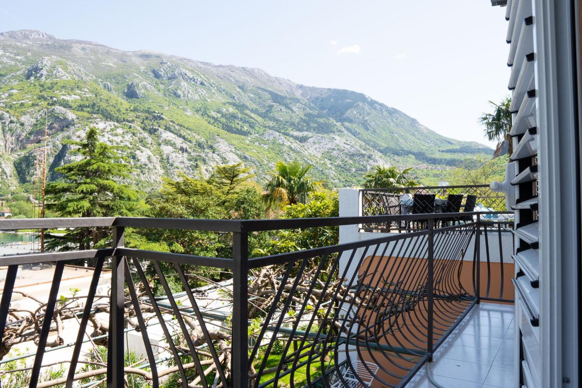 M&B Apartment Kotor Luaran gambar